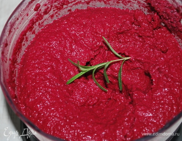 Измельчите свеклу удобным для вас способом. Кухонная машина Kenwood KVC7300S c насадкой блендер справилась бы со своей задачей за считанные секунды. Добавьте в свеклу творожный сыр, зубчик чеснока и свежий розмарин.