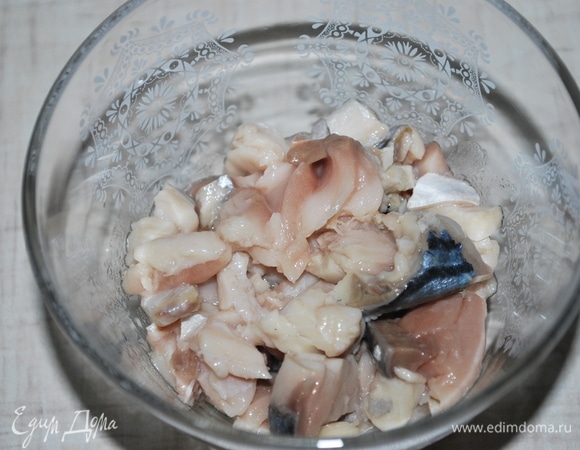 В стаканчики для закуски выложите скумбрию, нарезанную на кусочки.