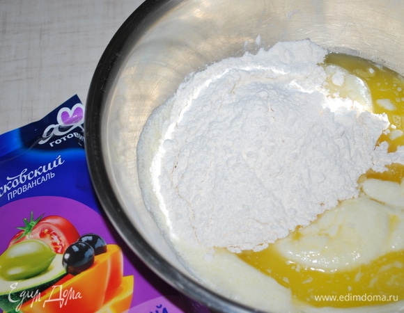 Добавьте растопленное сливочное масло (82.5%) и муку.