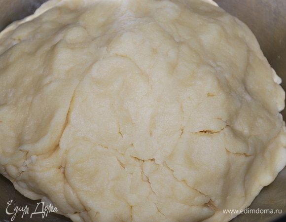 Замесите тесто. Оно получается мягким и эластичным. Уберите тесто в холодильник на один час.