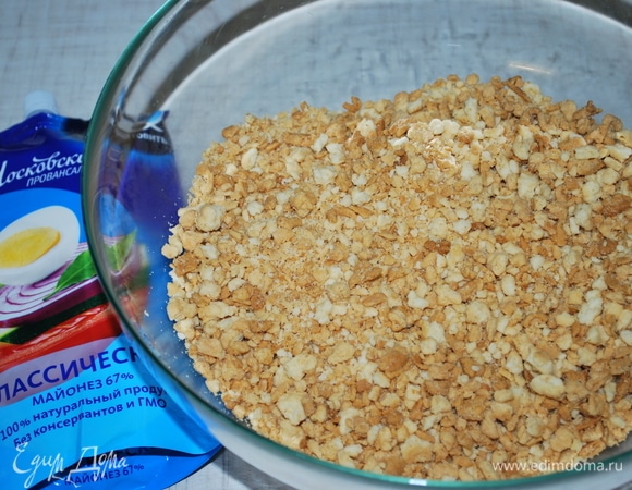 Готовое тесто разотрите руками до крупной крошки.