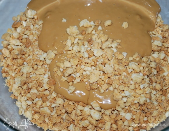 Перемешайте руками тесто с кремом.