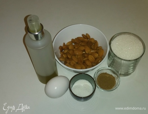 Вот все необходимые ингредиенты. Перед приготовлением миндаль надо сполоснуть под водой и дать ему обсохнуть минут 20 при комнатной температуре. Также в ингредиентах я указала пряничные специи, в них входят молотые пряности: имбирь, корица, бадьян, кардамон, перец душистый, гвоздика, перец черный.