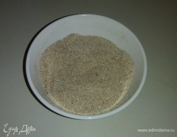 Соединяем вместе сахарный песок, ванильный сахар и пряничные специи. Перемешиваем.