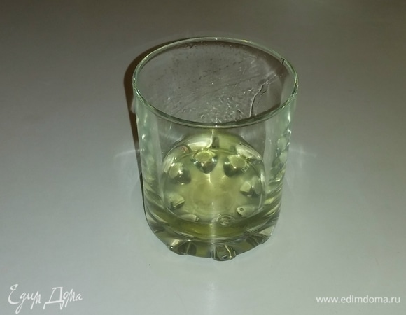 Отделяем белок от желтка. Желток нам не понадобится.