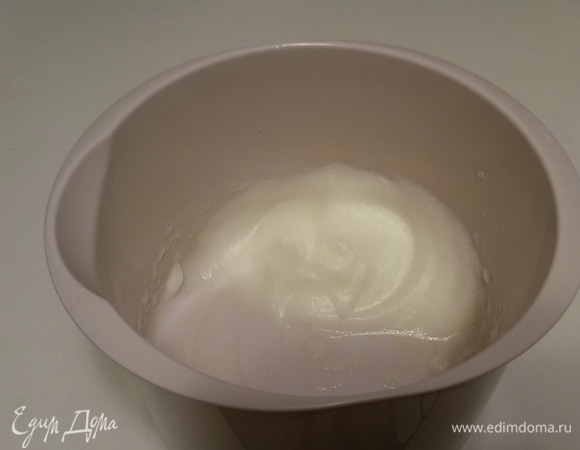 Взбиваем белок до белой пены около 3 минут, но плотность пены должна быть не как для безе, а мягче.