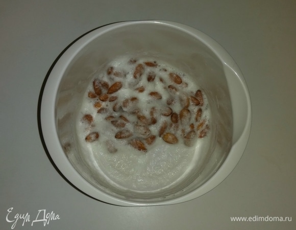 Кладем миндаль во взбитый белок и перемешиваем.