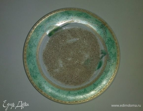 На тарелку насыпаем 1,5 столовых ложки смеси сахарного песка, ванильного сахара и пряничных специй. Разравниваем ровным слоем и затем обваливаем в этой смеси миндальные орехи.