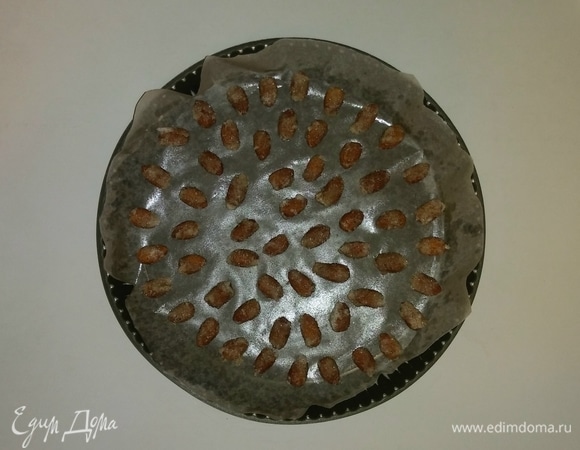 Противень застилаем бумагой для выпечки, смазываем ее оливковым маслом и выкладываем на противень миндальные орехи на растоянии друг от друга.