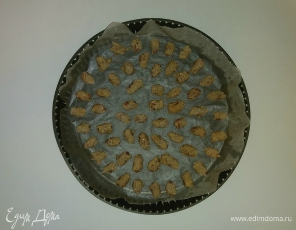 Разогреваем духовку до 120°C и томим в ней орехи 45–50 минут (время зависит от возможностей вашей духовки). После чего достаем орехи из духовки и остужаем их.