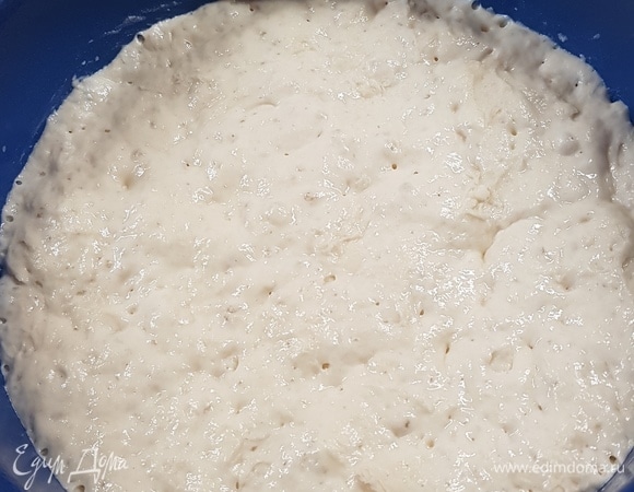 Смешать все ингредиенты для опары и оставить ее на 3 часа в теплом месте. Опара очень хорошо подходит.