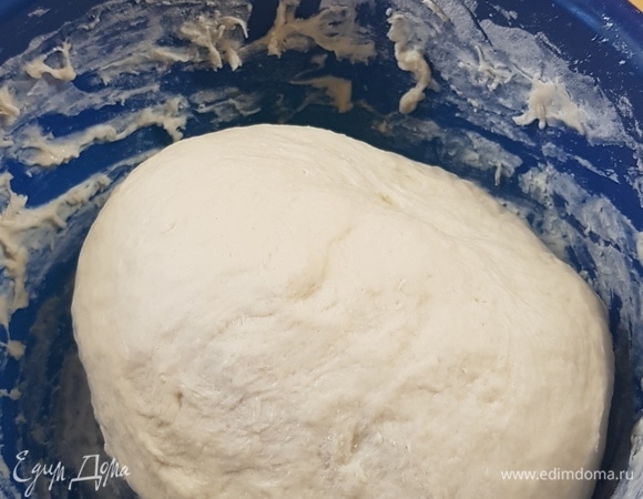 В минеральную воду добавить всю опару, соль и сахар. Все хорошо перемешать. Всыпать дрожжи и постепенно добавлять муку. Вымешивать тесто минут 10. Сначала оно будет очень приставать к рукам, но постепенно начнет собирать в шар. Оставить для подъема на 2 часа. В середине подъема обмять тесто.