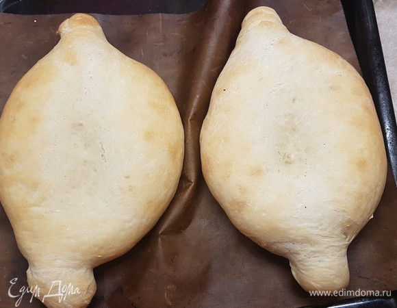 Выпекать10 минут при 240°C с паром. Потом уменьшить температуру до 200°C и выпекать еще 15 минут.