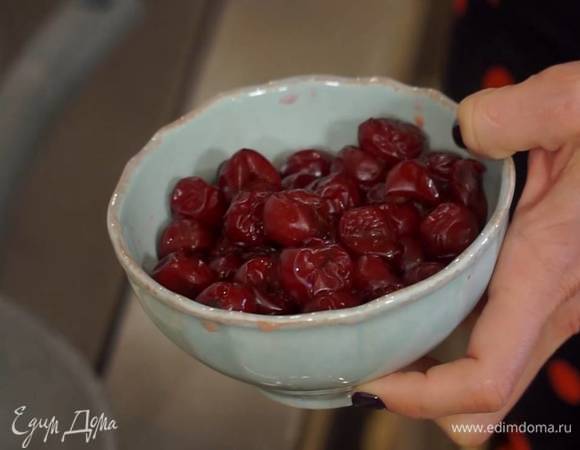 Вишню предварительно разморозить.