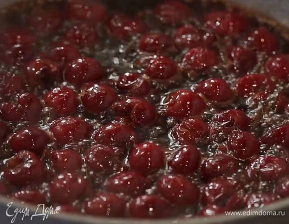 Приготовить заправку: разогреть в сковороде сливочное масло, всыпать сахар и перемешать, добавить вишню, еще раз перемешать и дать сахару немного раствориться, затем влить рисовое вино, соевый соус, мирин, бальзамический уксус, соус нам-пла и вустерширский соус, все перемешать, слегка уварить и остудить.