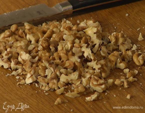 Грецкие орехи порубить ножом.
