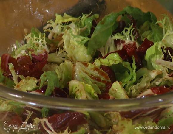 Салатный микс выложить в глубокую миску, добавить орехи, цедру и сок лимона, влить оливковое масло и все перемешать.