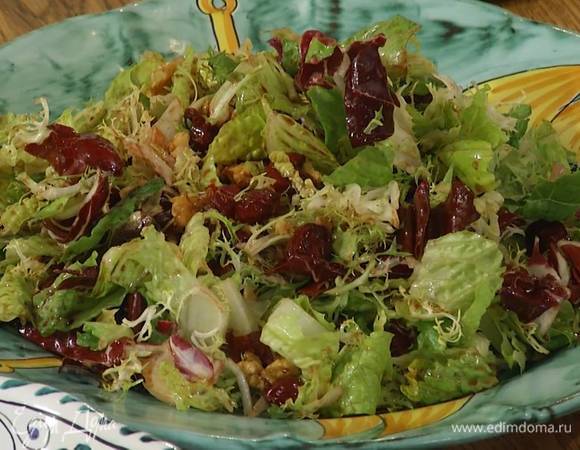 Добавить в салат вишневую заправку и еще раз перемешать.