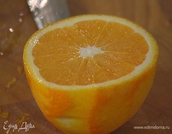 Цедру апельсина натереть на мелкой терке, затем разрезать его пополам.