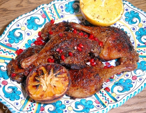 Запекать ножки в разогретой духовке минимум 2 часа, периодически поливая маслом и выделившимся жиром.