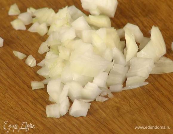 Лук почистить и мелко порубить.