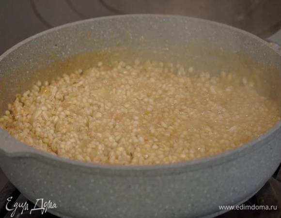 Приготовить гарнир: разогреть в глубокой сковороде растительное и сливочное масло и обжарить лук, добавить чеснок, перемешать и обжарить до золотистого цвета, посолить, поперчить и посыпать гвоздикой, затем всыпать перловку, все перемешать, залить горячим бульоном и варить до готовности, добавляя бульон по мере необходимости.