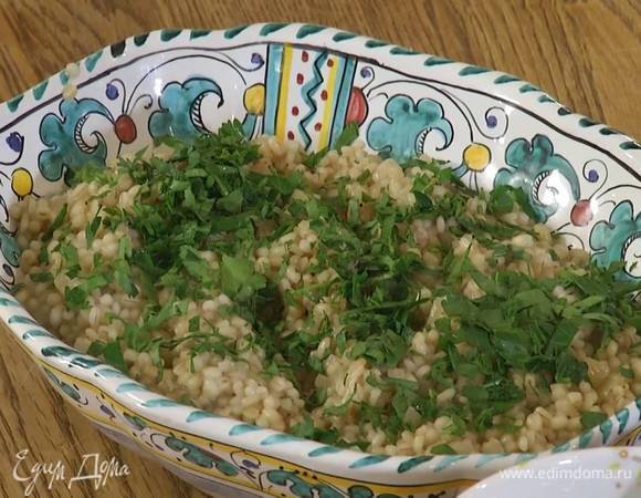 Петрушку мелко порубить и посыпать готовую перловку.