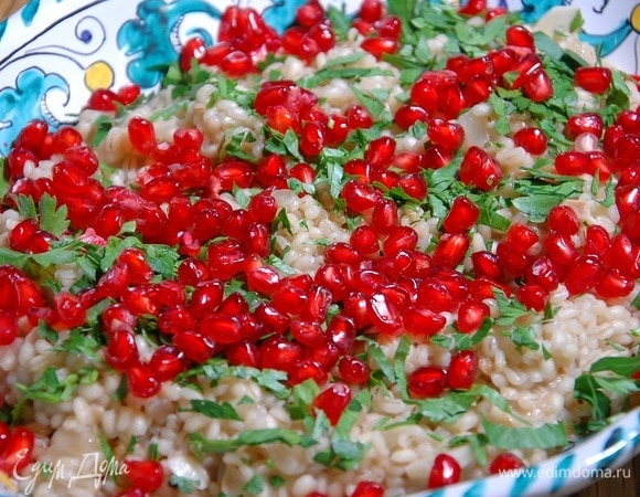 Подавать утиные ножки с перловкой, посыпав все зернами граната.<br />
 