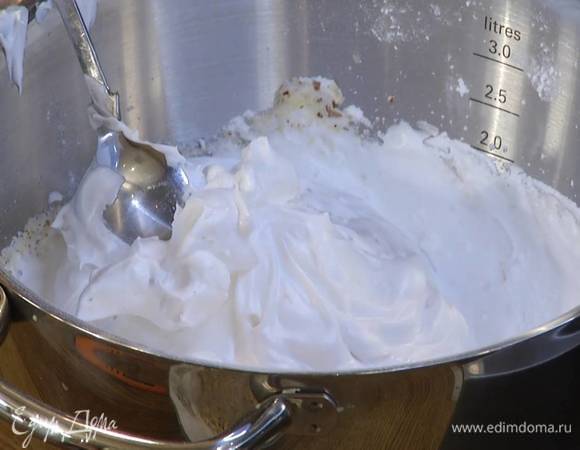 Белки взбить в комбайне на высокой скорости в воздушную массу, затем, не выключая комбайна, всыпать 1 ст. ложку сахарной пудры, влить яблочный уксус, по ложке всыпать оставшуюся пудру и взбивать еще 8‒10 минут, в конце всыпать 100 г измельченного фундука и еще немного вымешать.