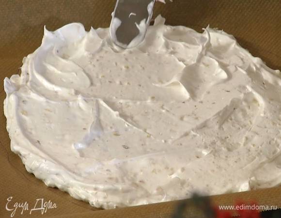 На двух листах бумаги для выпечки нарисовать большие круги (можно обвести тарелку), поместить ее на противни и равномерно разложить на круги белковую массу.