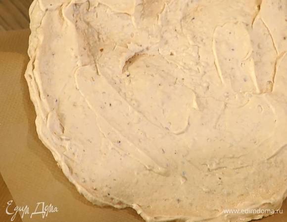 Выпекать меренги в разогретой духовке 40‒45 минут, затем выключить духовку и не открывать ее еще 30 минут.