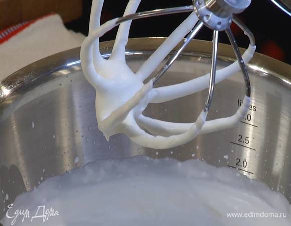 Сливки взбить в комбайне.