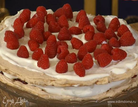 Одну меренгу уложить на подставку для торта, смазать малиновым джемом и половиной взбитых сливок, сверху разложить половину свежей малины, затем накрыть все второй меренгой, смазать оставшимися сливками, украсить оставшейся малиной и измельченными орехами.