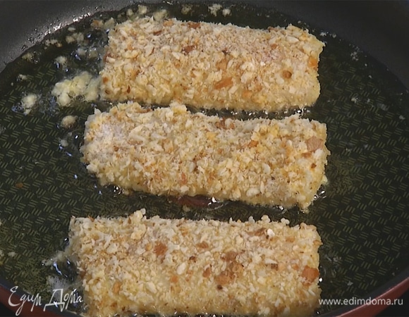 Разогреть сковороду с растительным маслом, выложить филе, обжарить в течение 3–4 минут с каждой стороны.