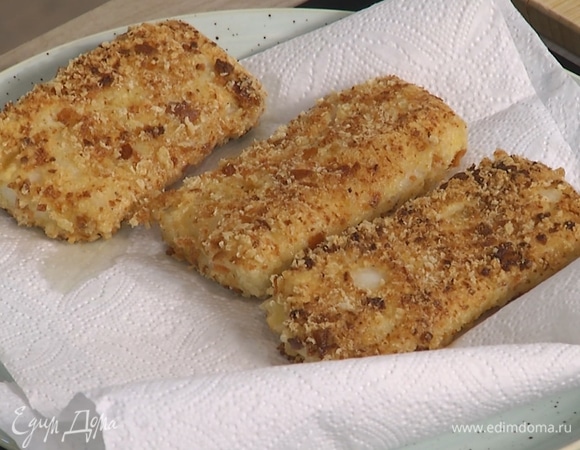 Готовое филе переложить на бумажные полотенца, чтобы убрать лишнее масло.