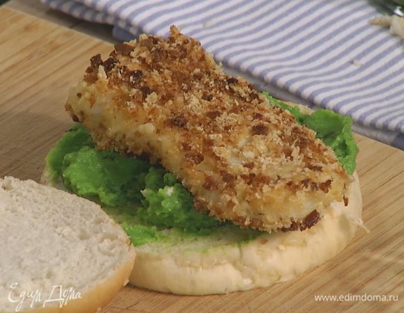 Булку разрезать пополам, на одну половину намазать гороховое пюре, сверху выложить рыбное филе.