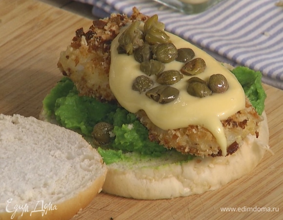 К рыбе добавить майонез, каперсы и салат корн.