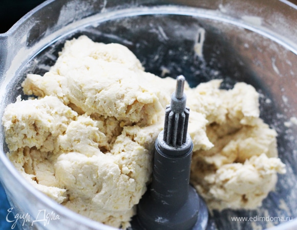 Тесто завернуть в пленку и поставить в холодильник минимум на 6 часов, я оставляла на ночь. На следующий день хорошо присыпать стол мукой, раскатать тесто до толщины 3 мм и вырезать печенья специальными формочками для спекулятиус. Можно использовать деревянные формы: брать кусочек теста, распределить его по формочке, лишнее срезать острым ножом, шпатулой или тонкой проволокой. Вытряхнуть печенья из формочек.