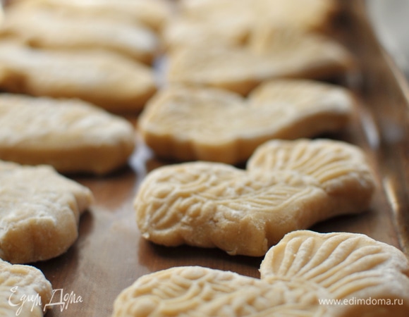 Можно использовать и обычные формочки для печений, тесто перед выпечкой наколоть вилкой. В этом случае можно смазать печенья слегка разболтанным желтком и посыпать лепестками миндаля. Важно! Тесто лучше обрабатывать маленькими порциями и остальное держать в холодильнике. Тесто гораздо лучше обрабатывается, если оно холодное. Формочки (и деревянные и выемки) очень хорошо обмакнуть в муке, деревянные формы можно покрыть тонким слоем муки с помощью кисточки.