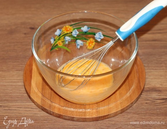 Взбить венчиком яйца.