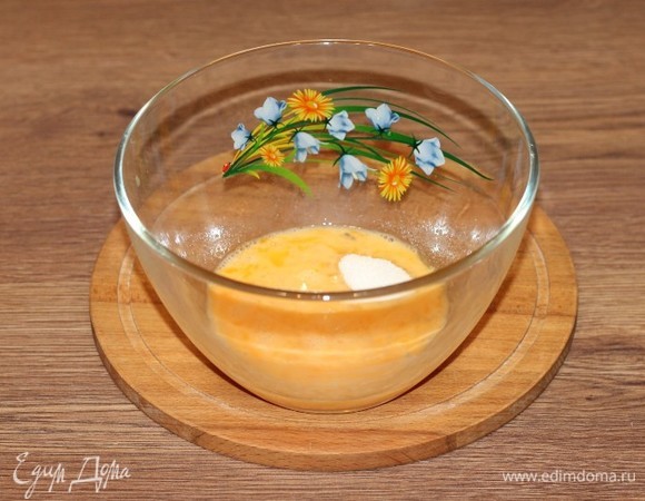 Добавить к ним обычный и ванильный сахар. Снова взбить до густой пены.