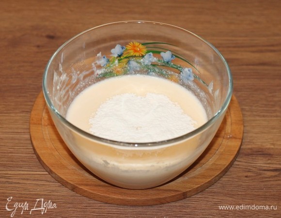 Затем вмешать просеянную муку (3 ст. л. с большой горкой) и вымешать миксером однородное тесто. Тесто жидкое.