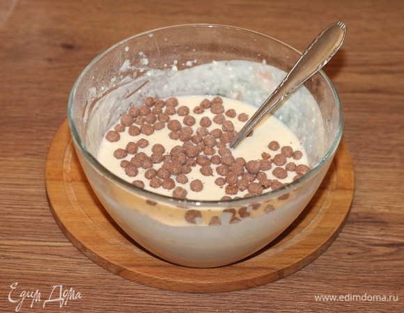 Кладем в тесто сухие шоколадные снеки (1/2 часть) и перемешиваем. По желанию можно добавить цедру лимона.