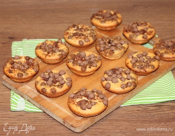 Запекаем пудинг в духовке при температуре 175°C 40–50 минут или до образования золотисто-оранжевой корочки.