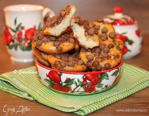 К пудингу можно подать сладкие соусы, кусочки карамелизированных фруктов или посыпать сахарной пудрой. Приятного аппетита!