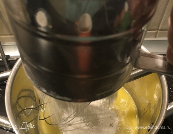Ввести муку постепенно, непрерывно помешивая. Не снимая с плиты, продолжая мешать, заварить тесто.