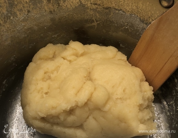 Тесто должно собираться в единое целое.