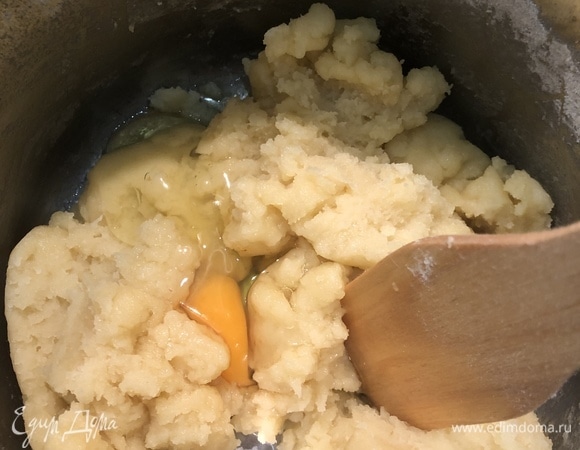 Снять с плиты. На пару минут оставить тесто, чтобы немного остыло. Далее ввести яйца по одному, хорошо вымесить тесто. Это можно сделать вручную при помощи венчика, а можно воспользоваться кухонным комбайном Kenwood KVC7300S, что значительно сократит время приготовления.