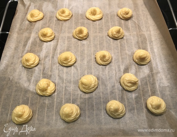 С помощью кондитерского мешка или ложки отсадить тесто на пекарскую бумагу и выпекать при 180–190°С 25–35 минут и оставить остывать в духовке.