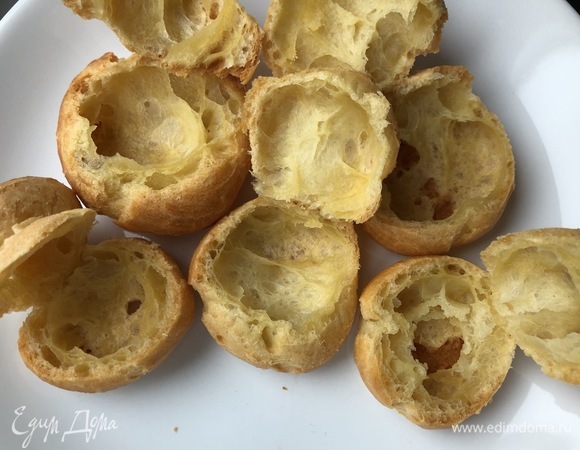 Профитроли хорошо поднимаются в духовке, при этом внутри они должны быть полые.